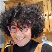 Insegnante di letteratura italiana impartisce lezioni della suddetta materia ad alunni di scuola secondaria